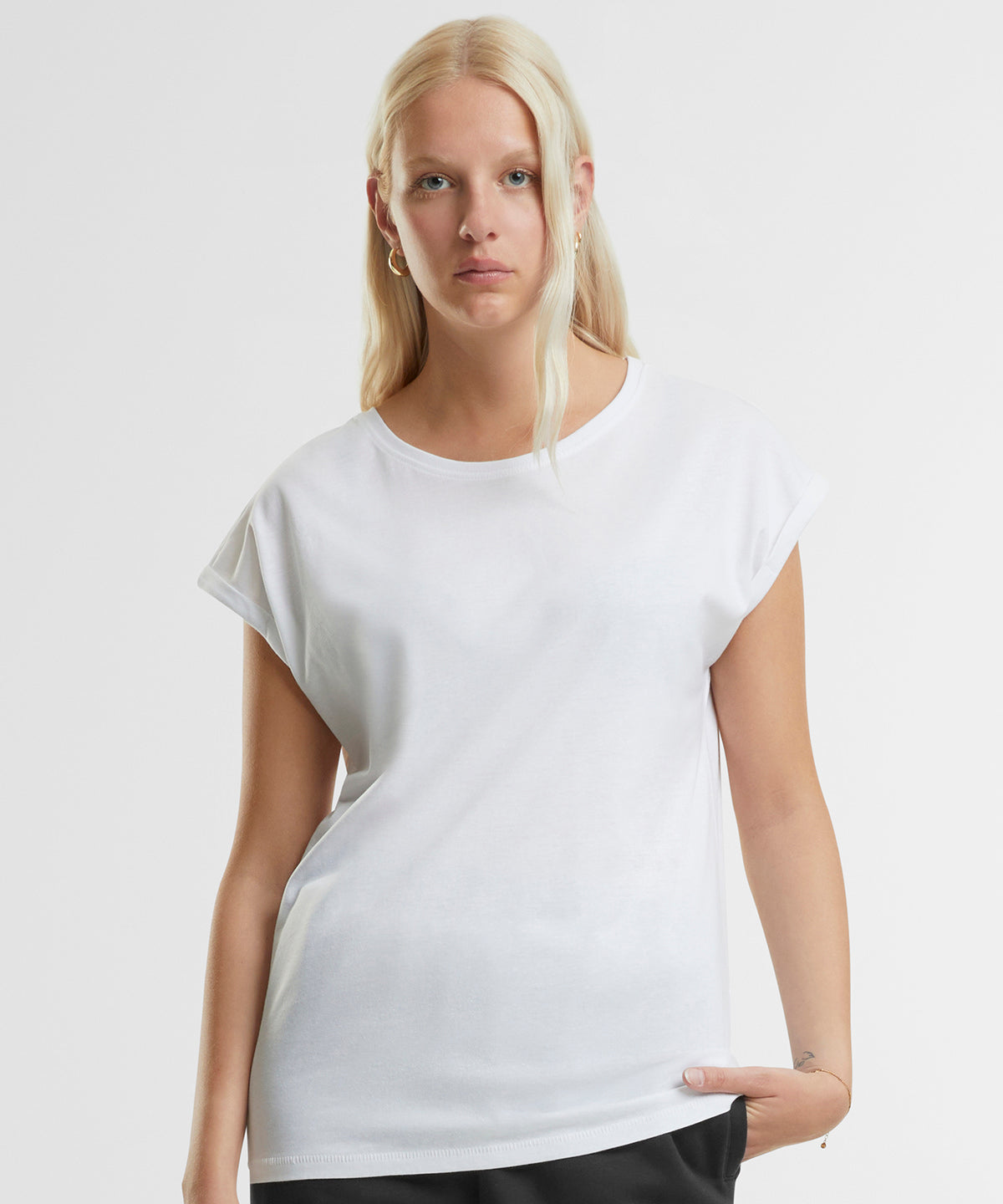 Women’s regular extended shoulder tee