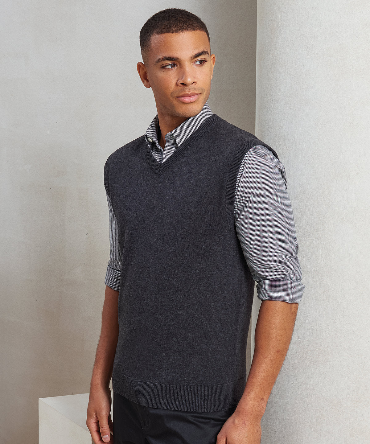 Sleeveless knitted sweater