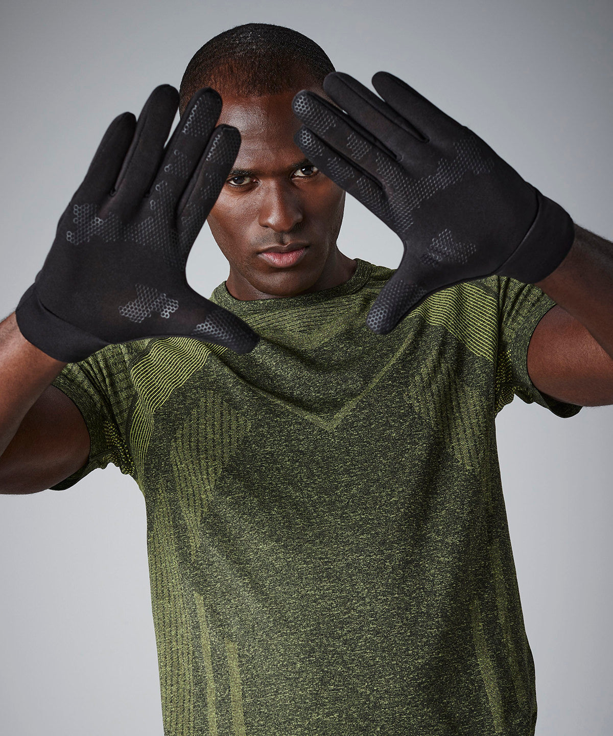 Softshell sports tech gloves