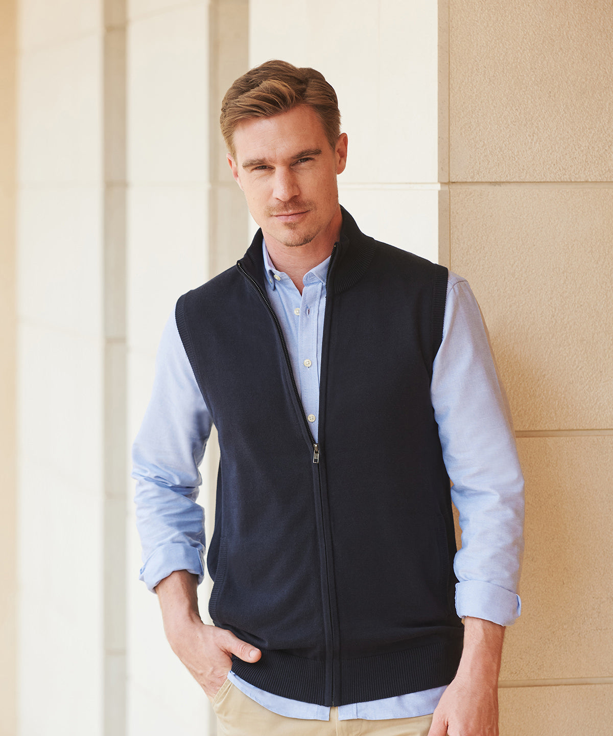 Sleeveless zip-through jumper